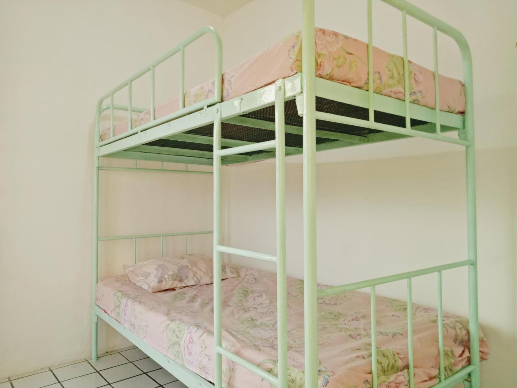 Griya Backpacker Pak yon Bed and Breakfast Malang Exterior foto