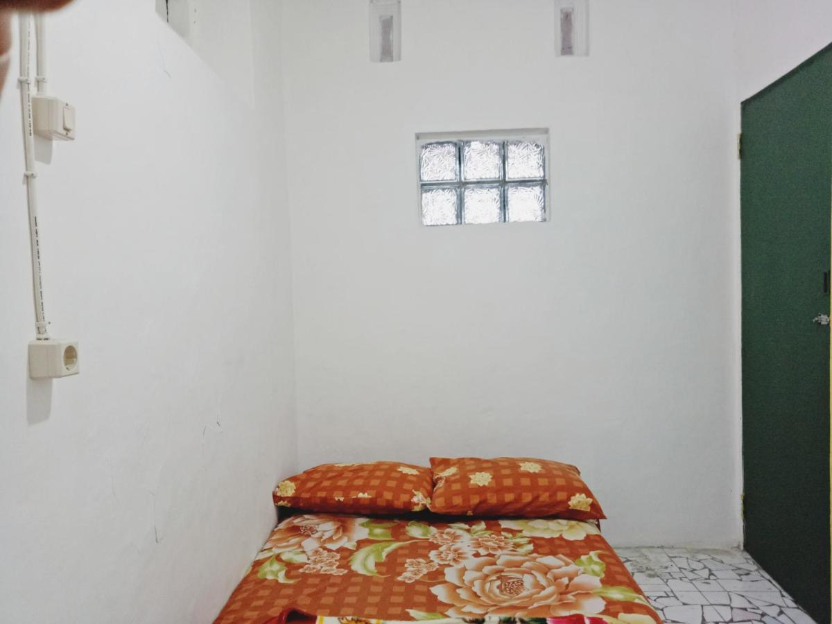 Griya Backpacker Pak yon Bed and Breakfast Malang Exterior foto