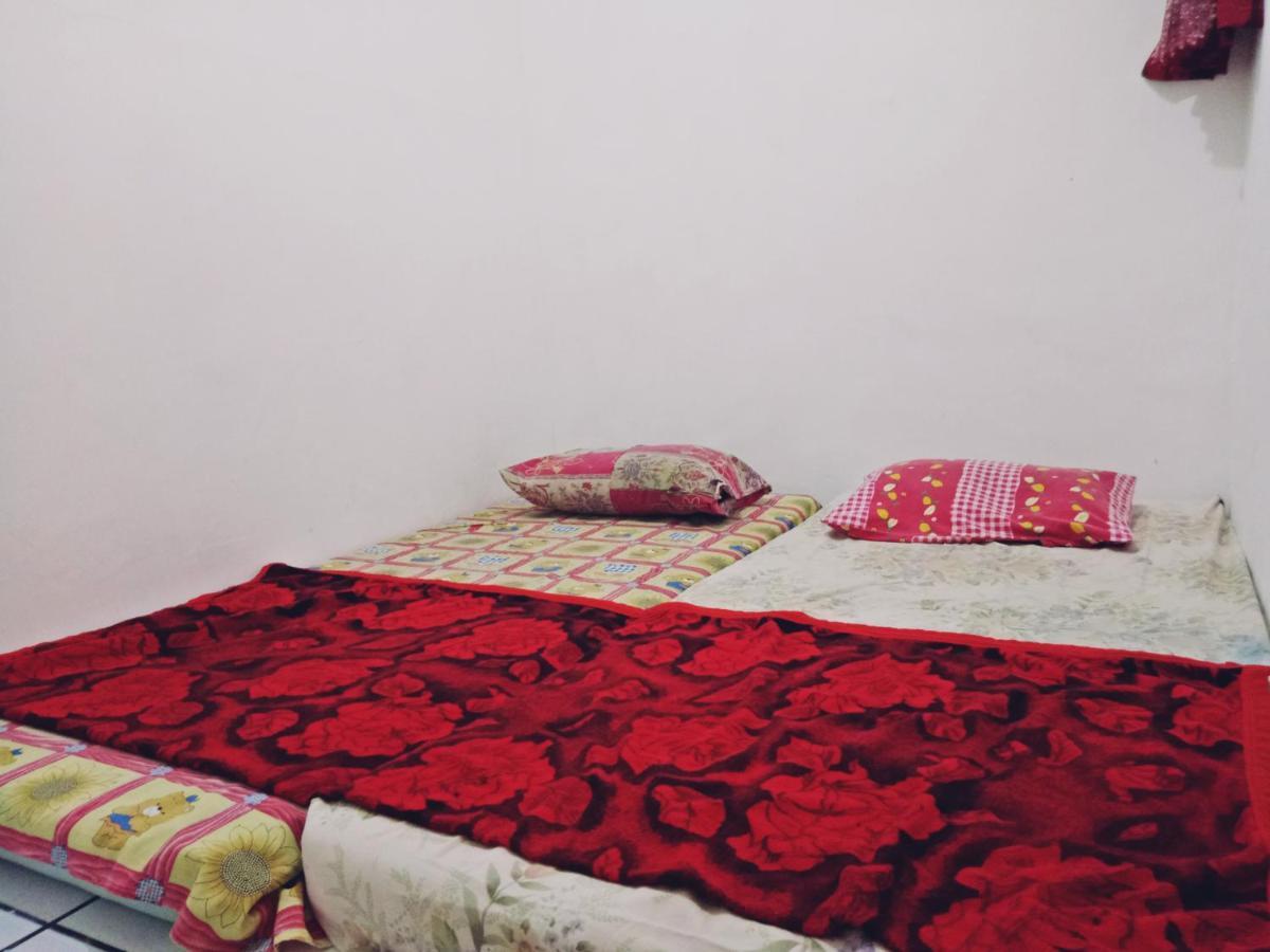 Griya Backpacker Pak yon Bed and Breakfast Malang Exterior foto