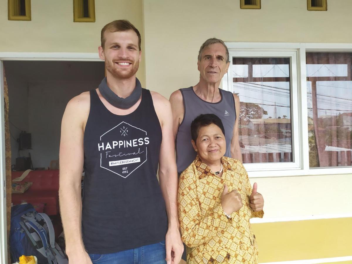 Griya Backpacker Pak yon Bed and Breakfast Malang Exterior foto