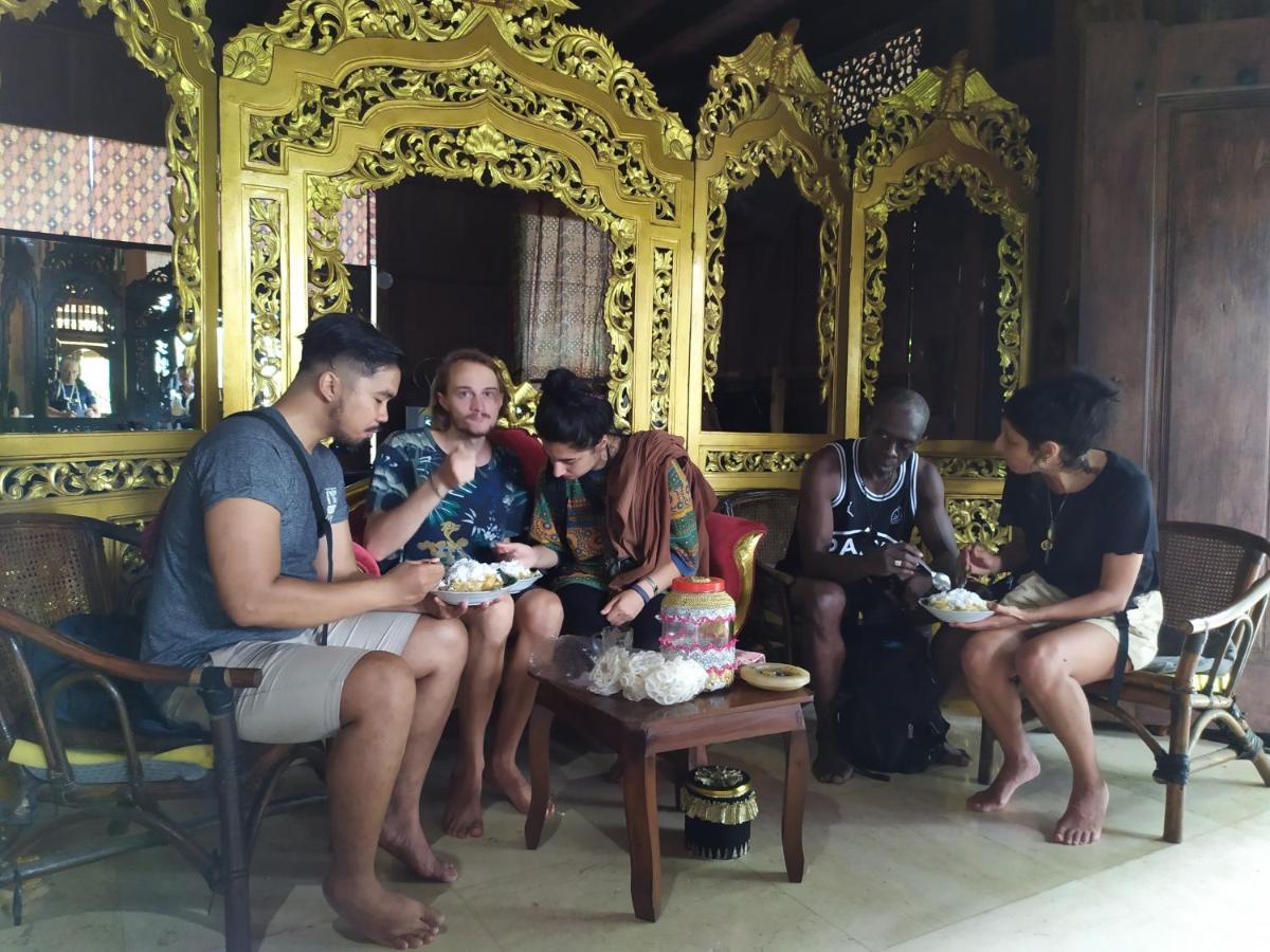 Griya Backpacker Pak yon Bed and Breakfast Malang Exterior foto